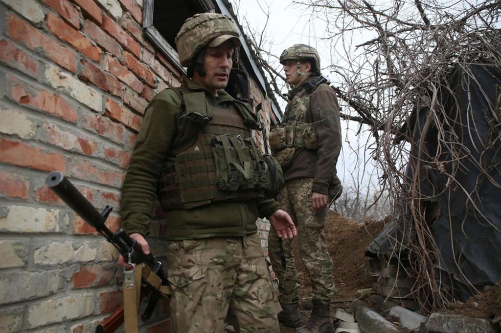 Militari ucraini sulla linea del fronte con i separatisti russi vicino alla cittadina di Marinka, nella regione di Donetsk, nel Donbass