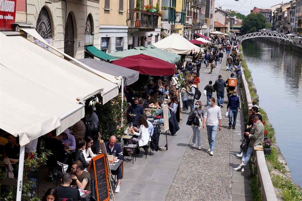 Tavoli all'aperto lungo il Naviglio Grande a Milano