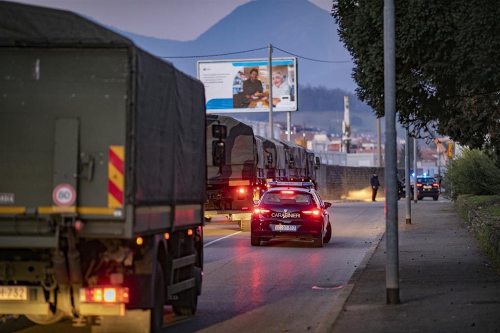 Una colonna di camion dell'esercito trasporta via da Bergamo le bare dei morti per Covid, nella notte del 18 marzo 2020