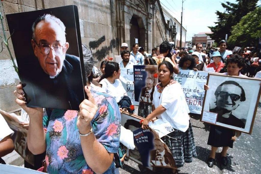 Città del Guatemale, la protesta della gente per l’assassinio del vescovo Gerardi. L'immagine è tratta dal docufilm "The art of political murder"