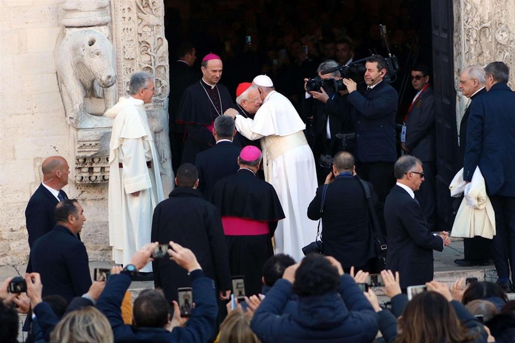 Papa Francesco a Bari nel 2020 con il cardinale Bassetti durante l'incontro per la pace dei vescovi del Mediterraneo