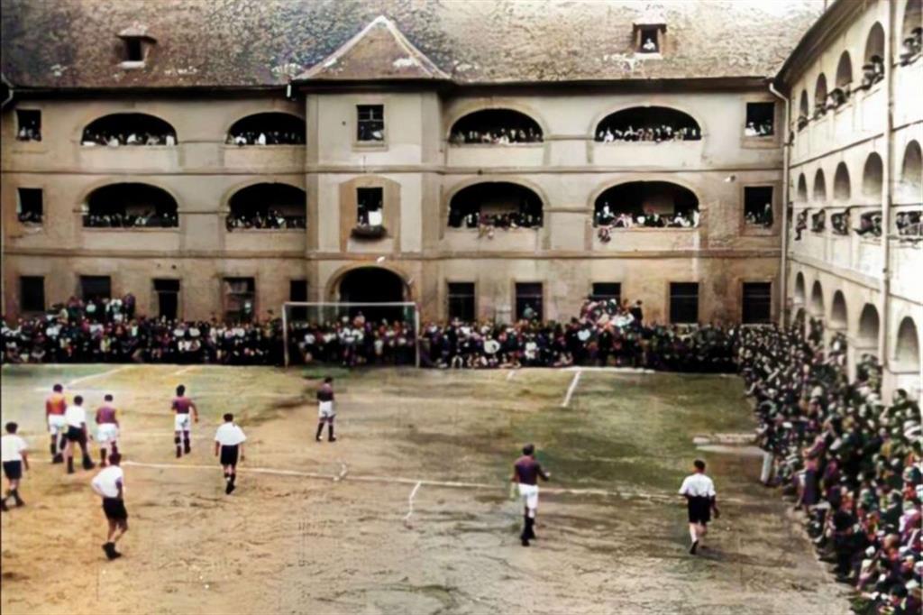 L’ultima partita  di calcio della “Lega di Terezin”, il torneo interno nell’omonimo campo di concentramento, ideato dall’ebreo Fred Hirsch,