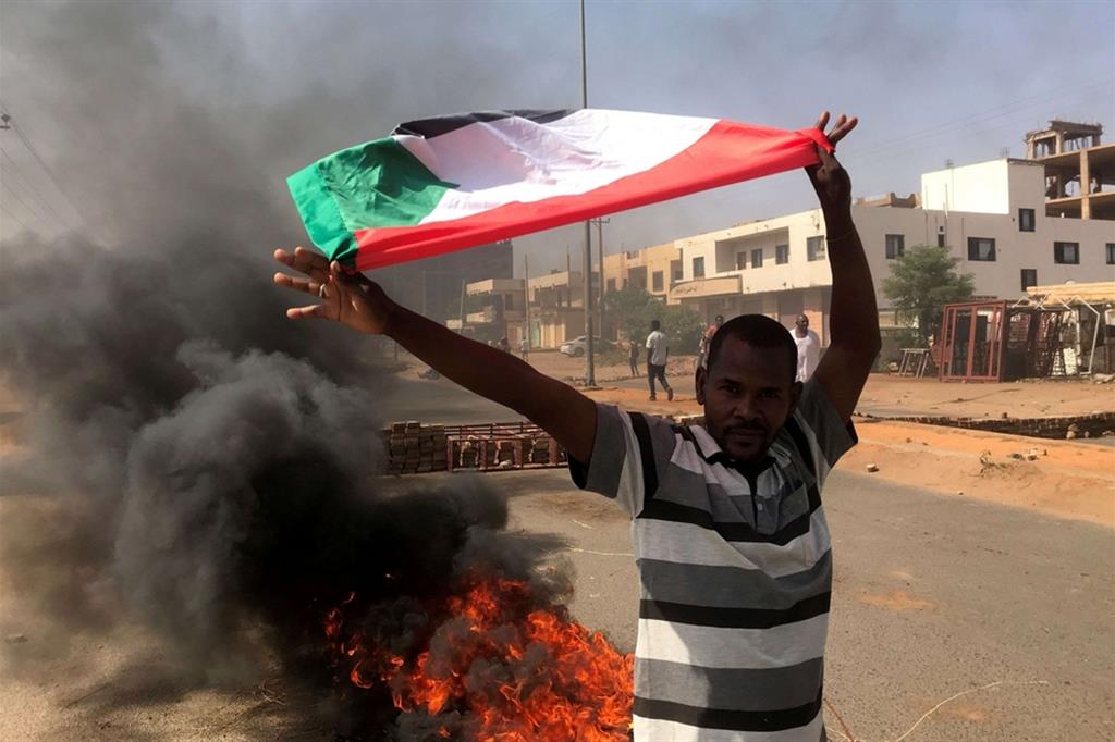 Proteste per le strade di Khartum contro il golpe militare