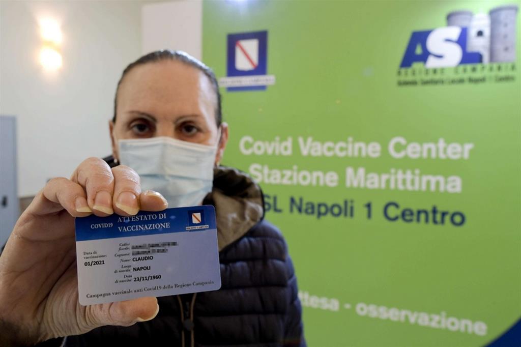 Il passaporto vaccinale mostrato da un paziente che si è sottoposto alle due vaccinazioni anti Covid-19, nel centro di somministrazione allestito nella stazione Marittima a Napoli, 25 marzo 2021