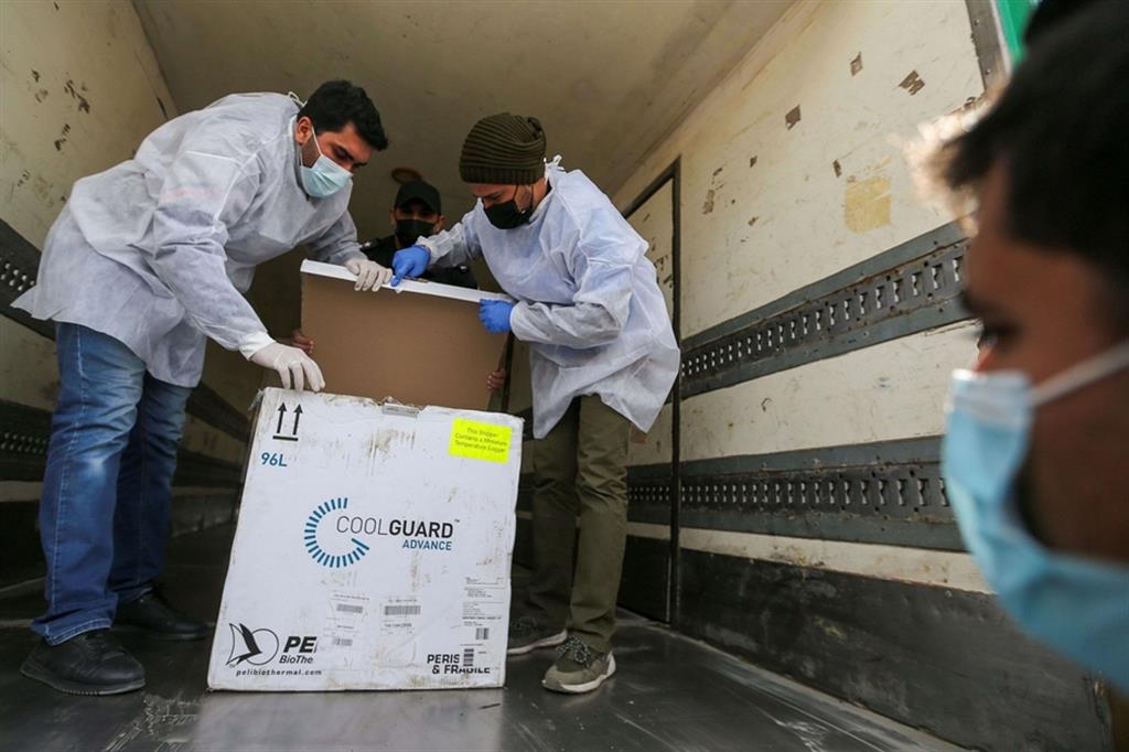 La prima fornitura di vaccino Sputnik V arriva nella Striscia di Gaza