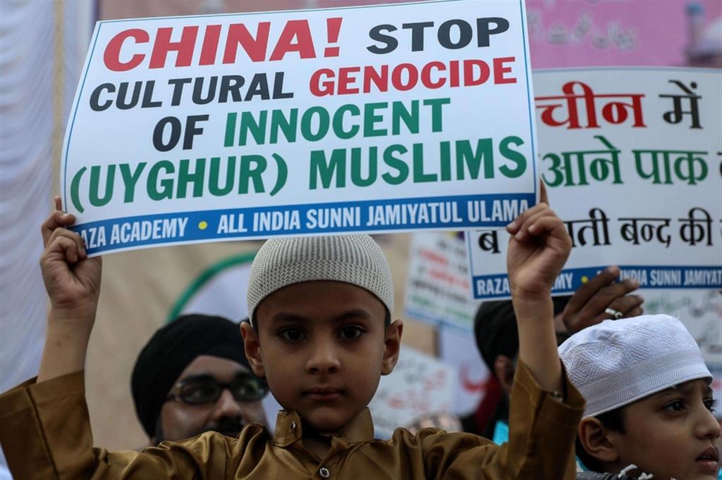 Proteste contro la persecuzioni cinesi ai danni della minoranza uighura a Mumbai