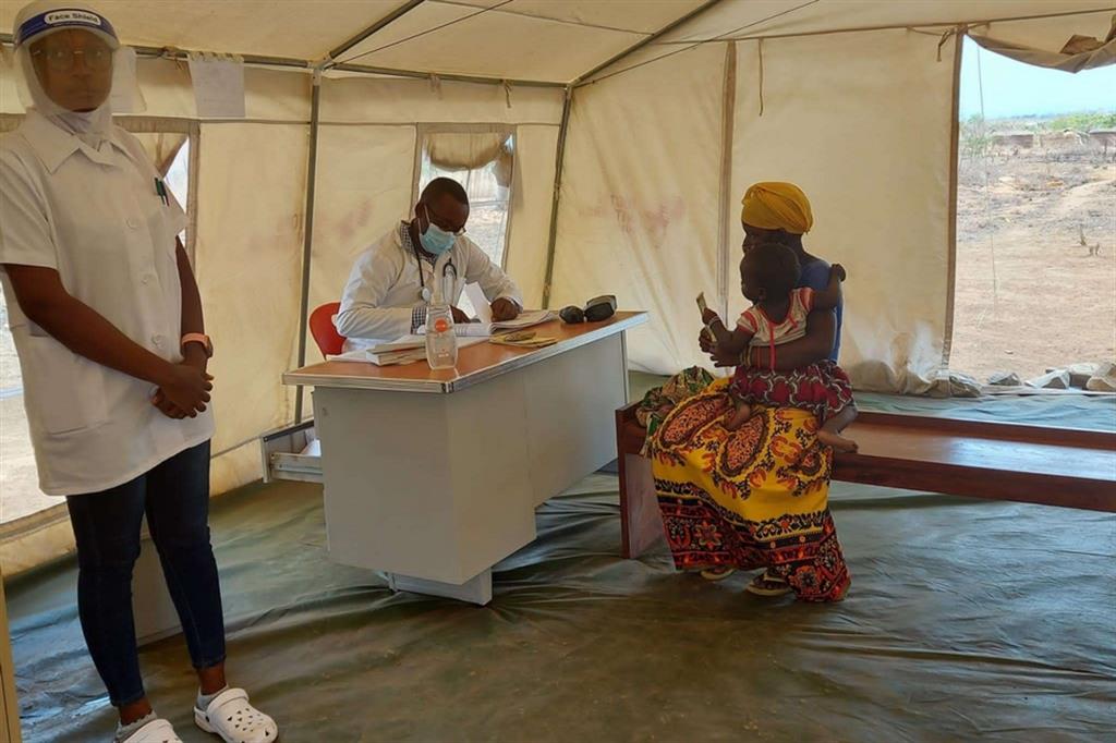 Un medico dell’Ong italiana Cuamm nella tenda ambulatorio allestita a Naminaue, vicino Pemba