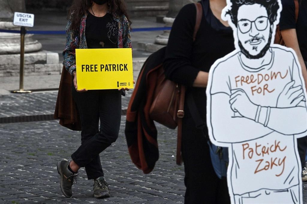 Una dimostrazione per la liberazione di Patrick Zaki a Bologna, dove il giovane studiava