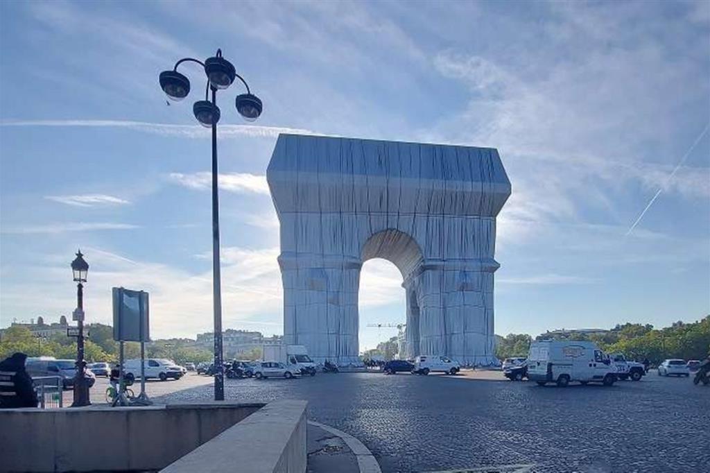 L'Arco di Trionfo a Parigi “impacchettato” da Christo e visibile fino al 3 ottobre