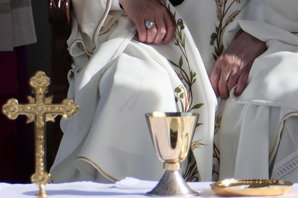 Le mani del Papa e l'altare durante la Messa ceòlebrata venerdì a Nicosia