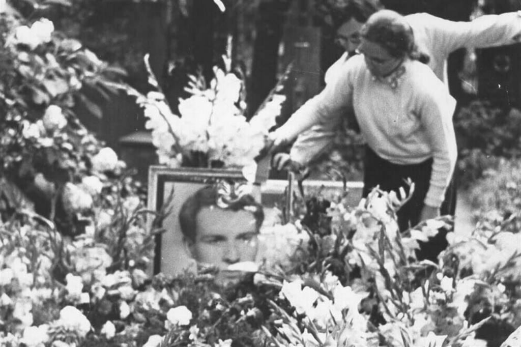 Praga: fiori sulla tomba di Jan Palach, suicidatosi dandosi fuoco per protesta contro l’invasione sovietica