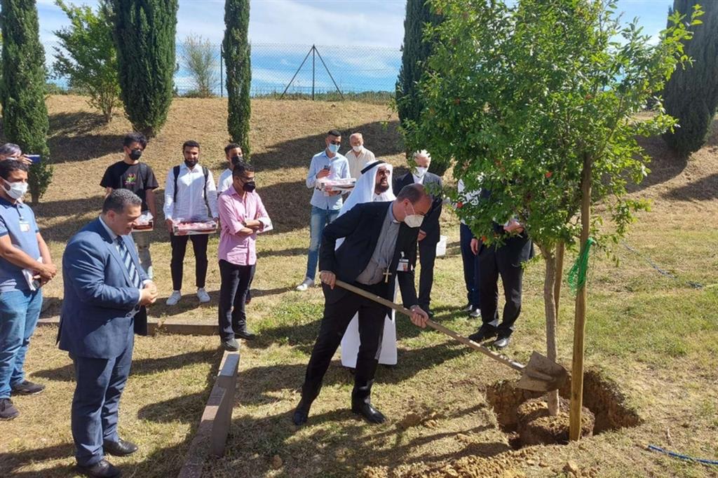 Il vescovo Russo pianta un albero a ricordo dell'incontro di Loppiano
