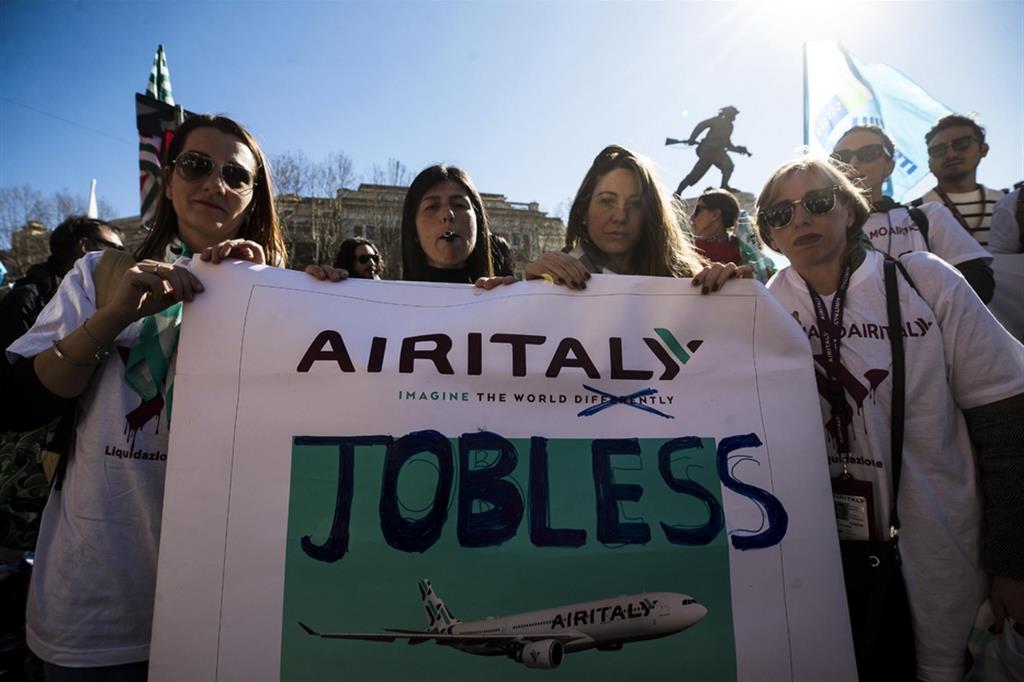 Una manifestazione di protesta dei dipendenti di Air Italy a Roma