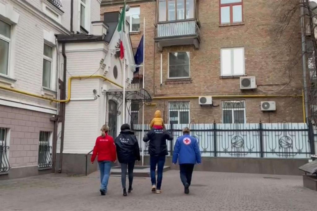 La squadra di poliziotti e volontari della Croce Rossa che ha portato la bambina in Italia