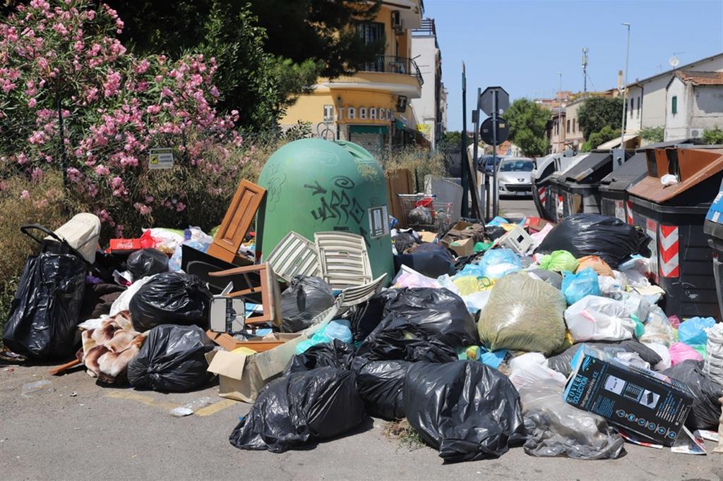 Le strade della Capitale invase dai rifiuti