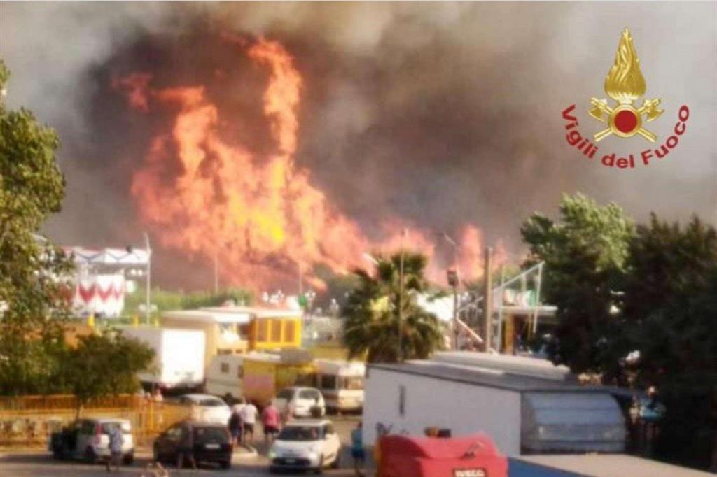 L'incendio che ha devastato la zonda di Campomarino Lido, in Molise