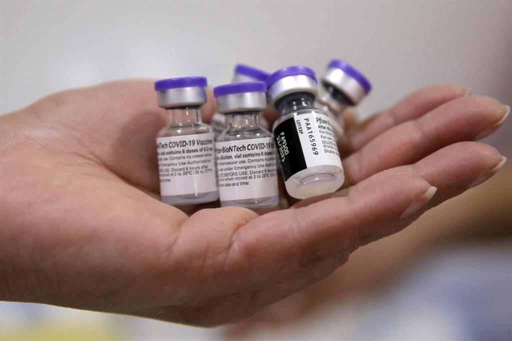 Vaccini, in Israele al via la terza dose. Contagi record a Tokyo