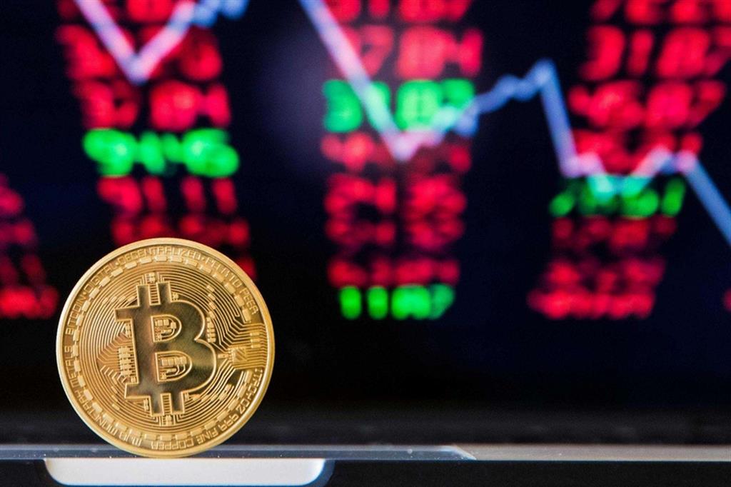 Il bitcoin scivola verso i 30mila dollari