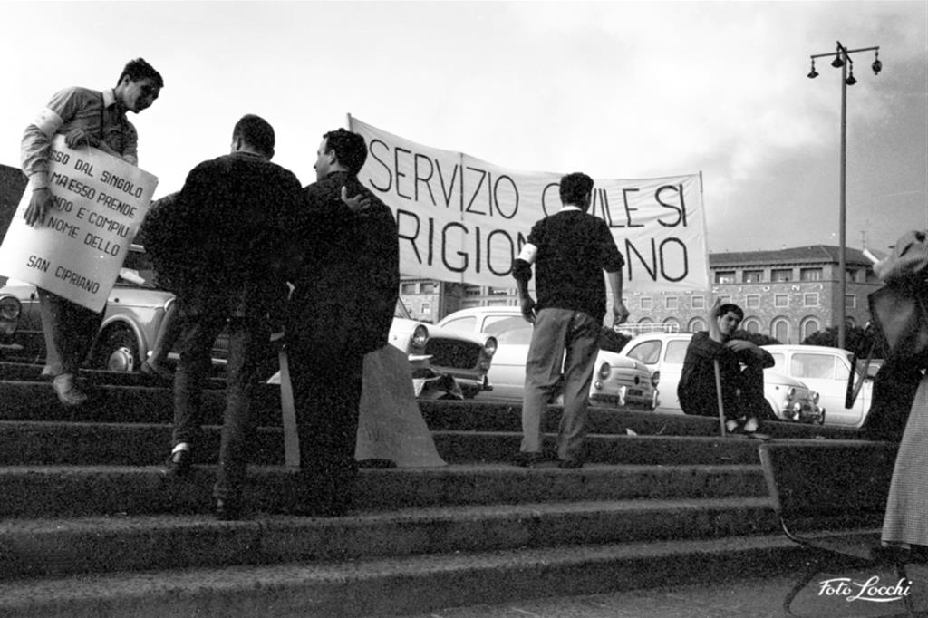 Una manifestazione in piazza degli obiettori di coscienza a settembre 1965