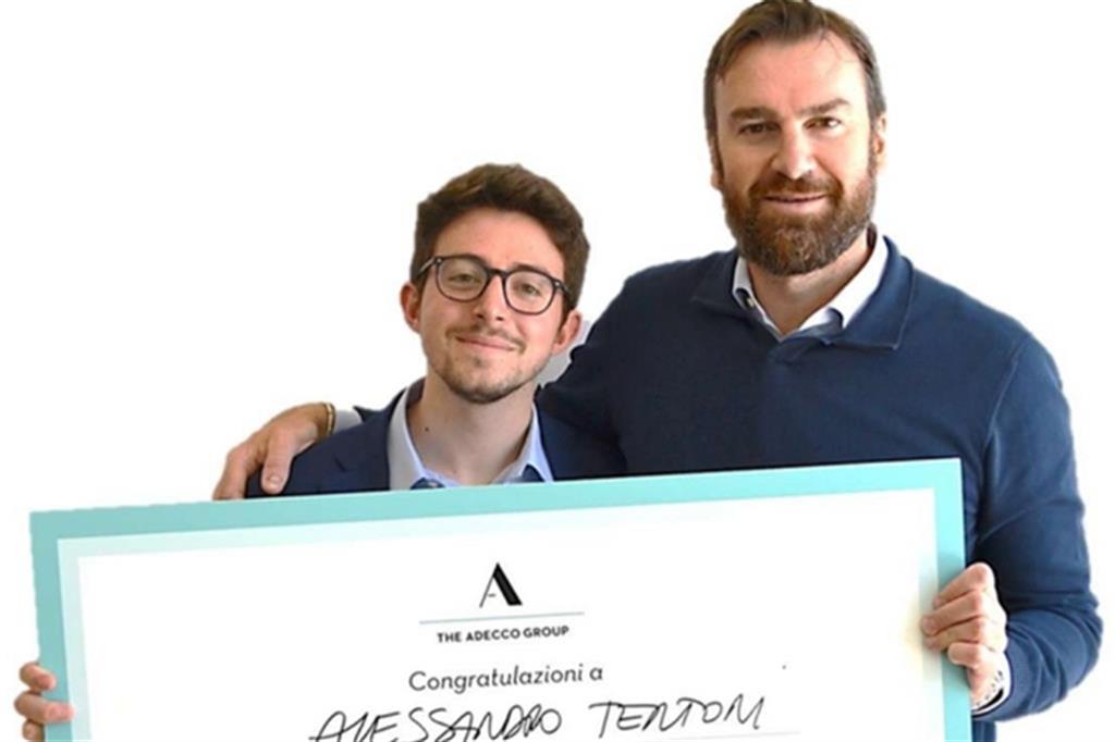 L'ad di Adecco Italia, Andrea Malacrida, con uno dei vincitori di una passata edizione