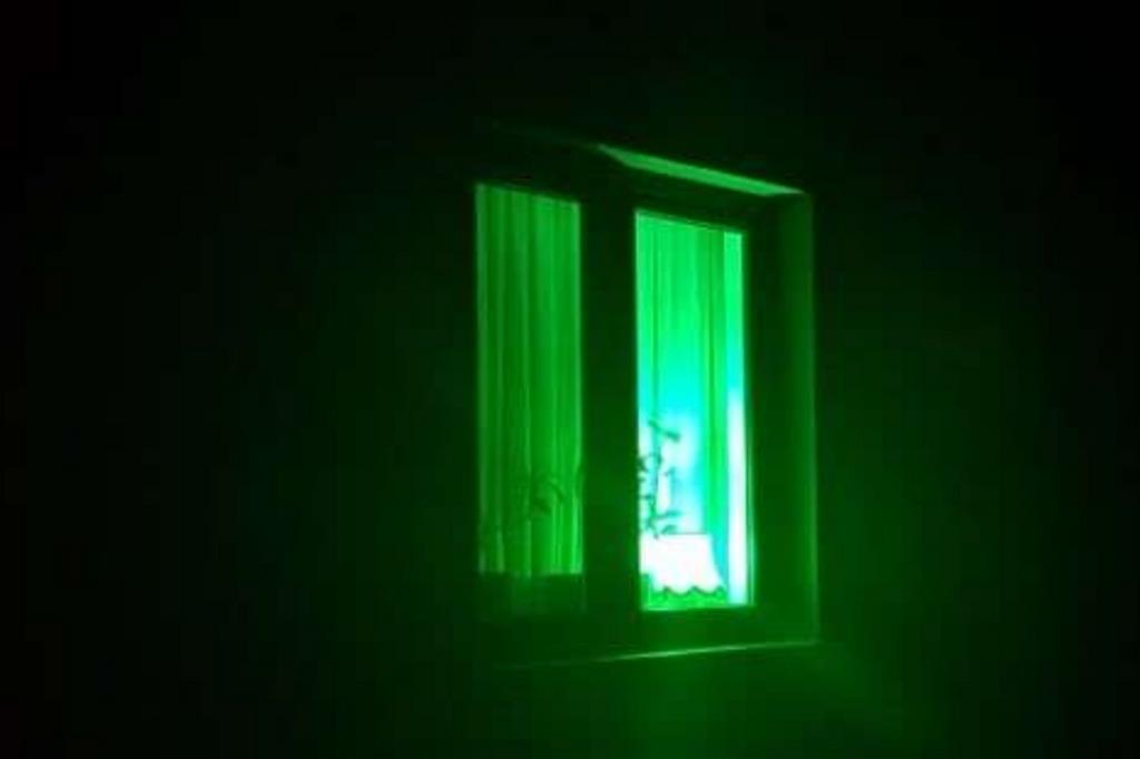 Una luce verde per indicare ai migranti che in quella casa si può chiedere aiuto
