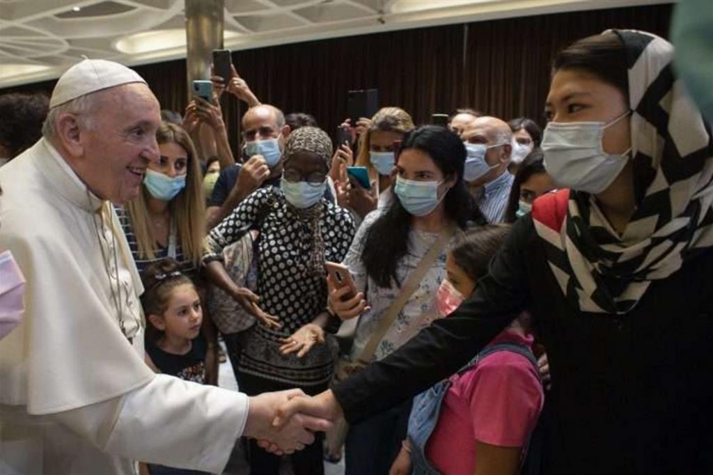 Il Papa saluta nell'atrio dell'Aula Paolo VI alcuni senzatetto e rifugiati invitati alla proiezione del film-documentario “Francesco”