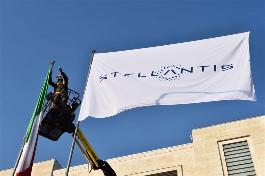 La bandiera con il simbolo di Stellantis esposta stamattina a Mirafiori