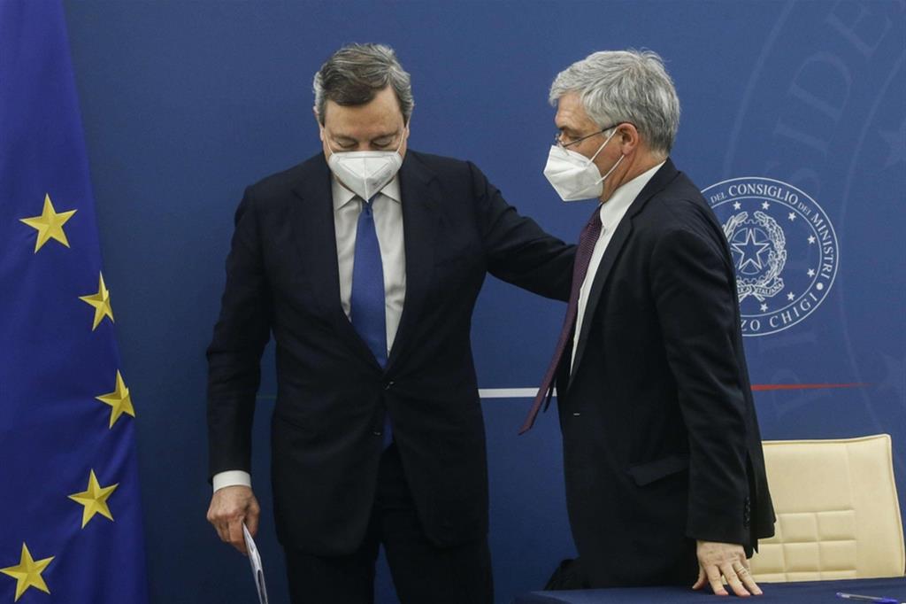 Il premier Draghi e il ministro dell'Economia Daniele Franco durante la conferenza stampa di presentazione della manovra