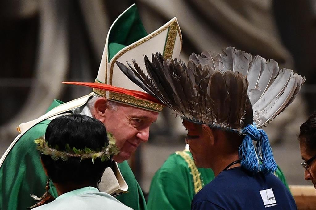 Papa Francesco accoglie gli indigeni in San Pietro all'apertura del Sinodo sull'Amazzonia nell'ottobre 2019