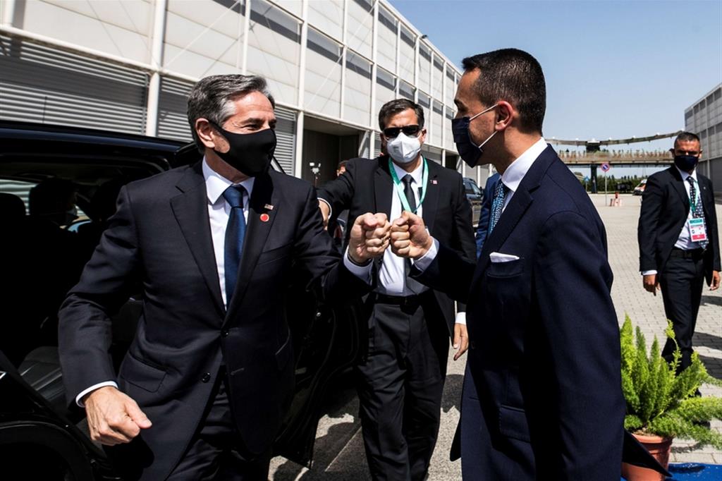 «Fist bump» (pugno contro pugno) tra il segretario di Stato americano Antony Blinken (a sinistra) e il ministro degli Esteri Luigi Di Maio all’arrivo al vertice di Roma