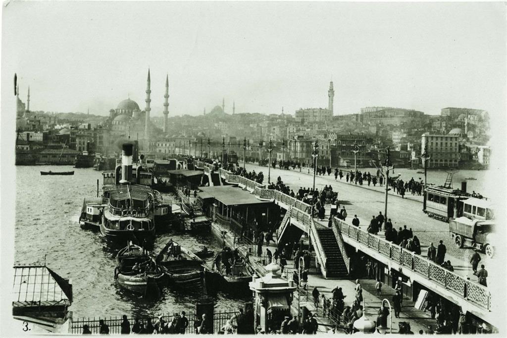 Da “Fotografie dall’impero ottomano” (Gallerie d’Italia - Skira): il Ponte di Galata con la Moschea Nuova (Yeni Camii) sullo sfondo, 1912-1914