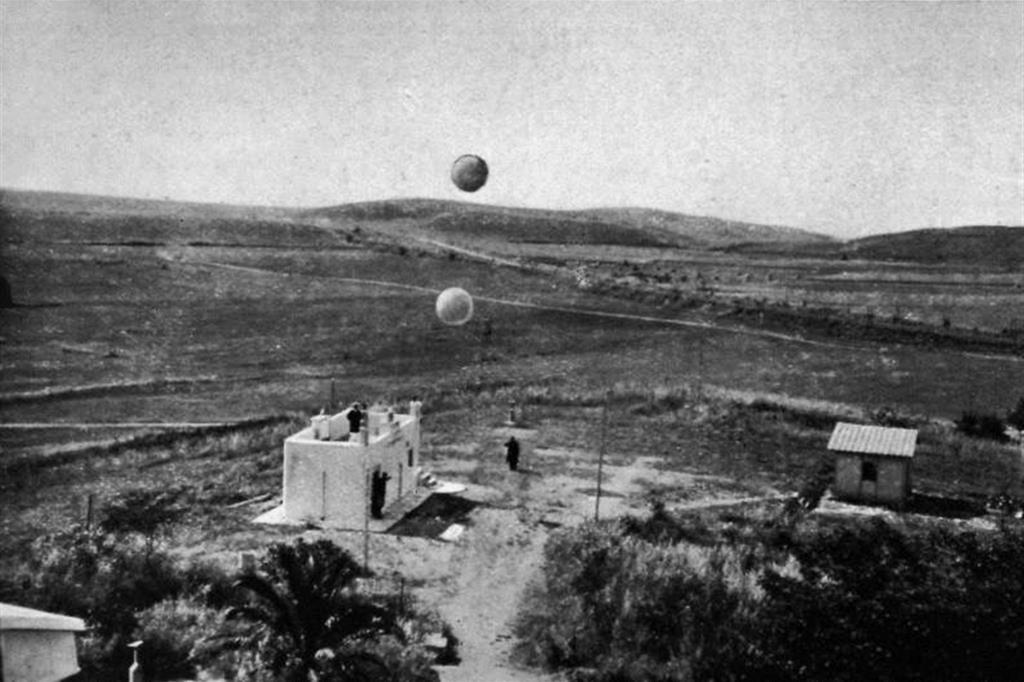 Lancio di palloni pilota usati per la misurazione meteorologica