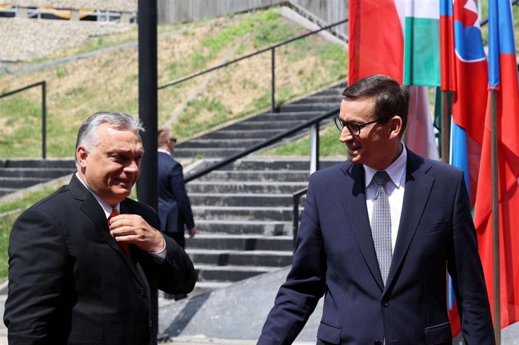 Il premier polacco Mateusz Morawiecki (a destra) e il premier ungherese Viktor Orbàn