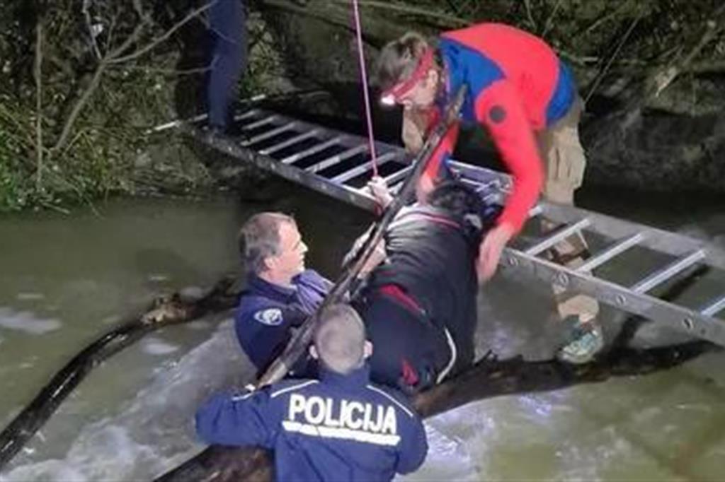 Le operazioni di salvataggio della donna turca che guadava il fiume tra Croazia e Slovenia