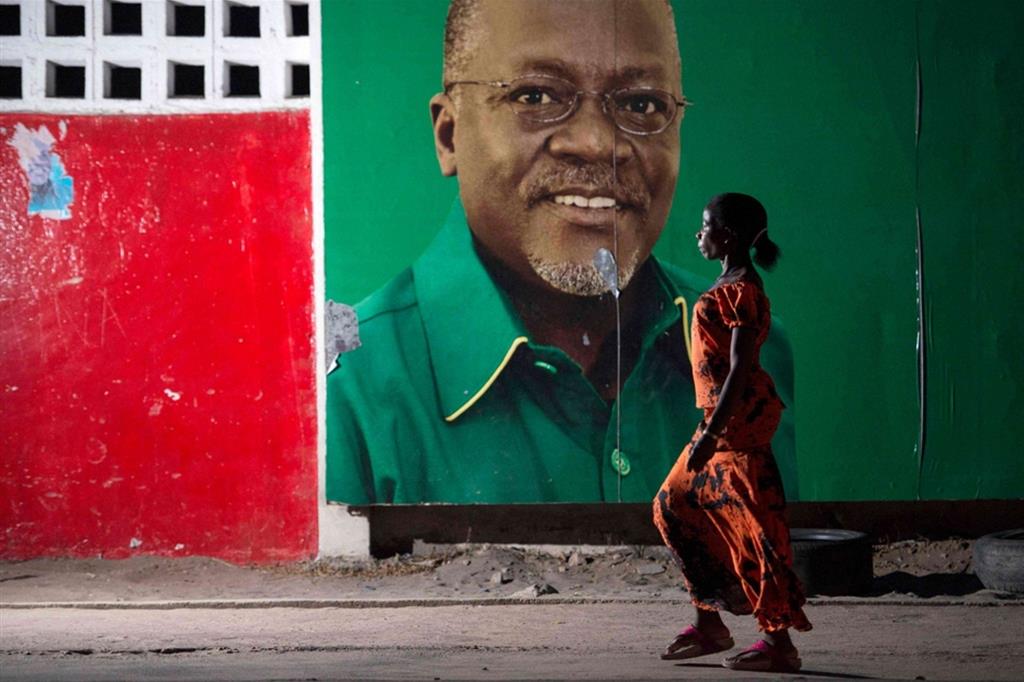 Un manifesto elettorale di John Magufuli, morto ieri