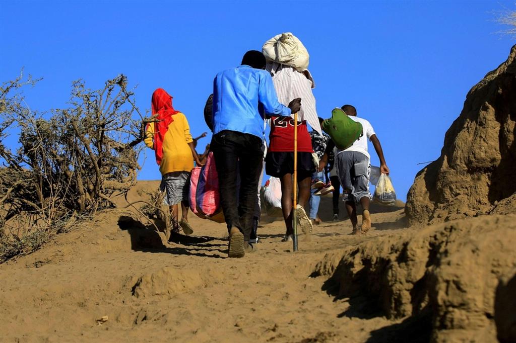 Un gruppo di sfollati dal Tigrai in cammino verso il fiume Setit, al confine tra Etiopia e la zona di Kassala in Sudan