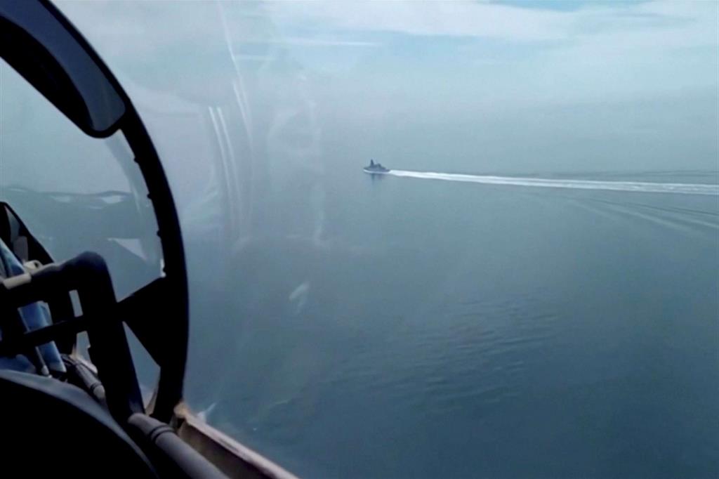 La nave britannica Defender intercettata e ripresa da una aereo russo. L'immagine è ripresa da un video fornito dal ministero della Difesa di Mosca