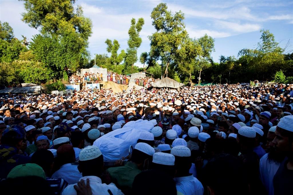 La salma di Mohib UllahI portata a mano durante la cerimonia funebre nel campo di Kutupalang a Cox's Bazar in Bangladesh