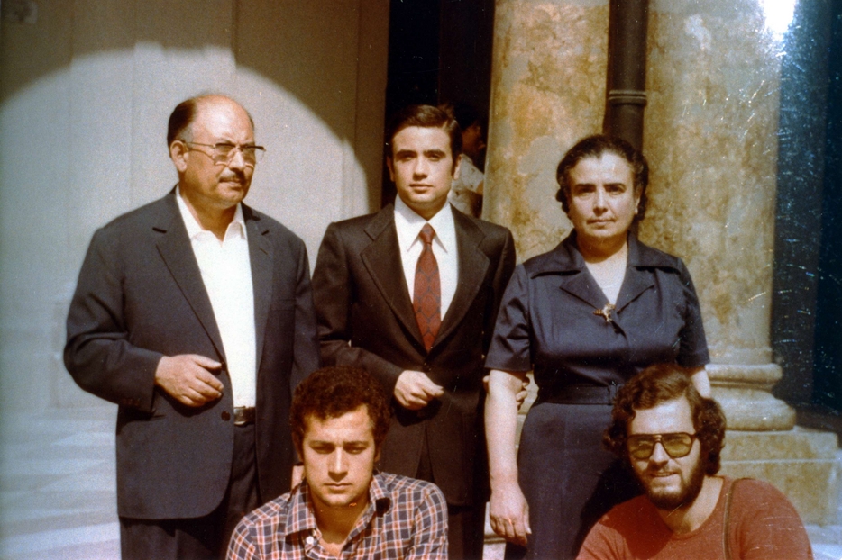 Dommeren Rosario Livatino i midten mellom foreldrene og med to venner i Palermo - Fotogramma 