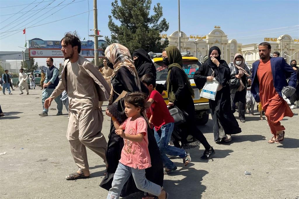 Donne in fuga mentre cercano di raggiungere l'aeroporto di Kabul