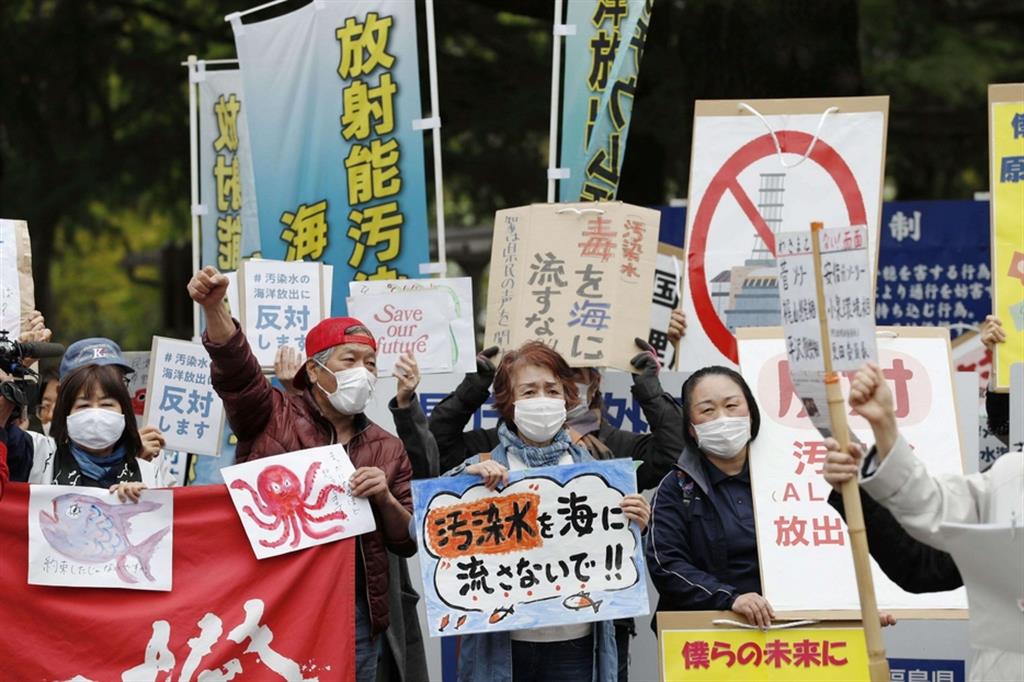 Proteste a Kyodo contro la decisione del governo giapponese