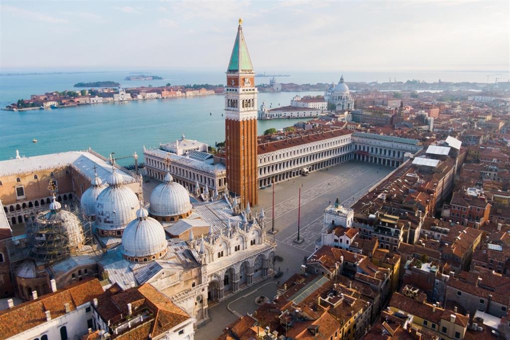 La Basilica di San Marco a Venezia con il campanile e la piazza