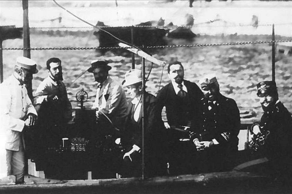 Guglielmo Marconi durante le sperimentazioni telegrafiche a bordo del rimorchiatore n.8 nel 1897