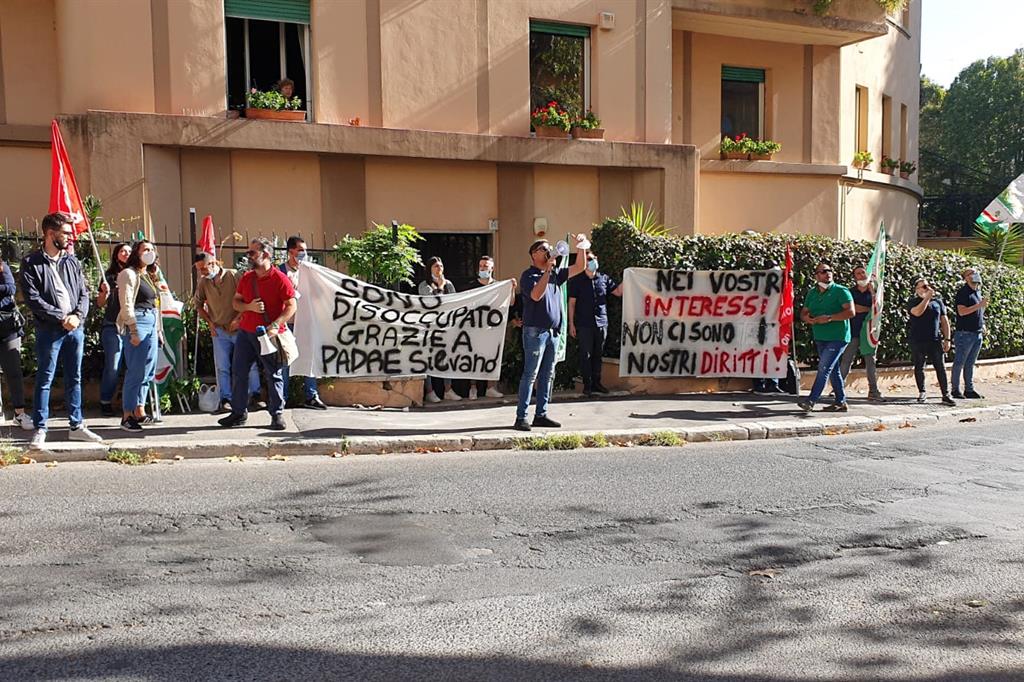 La protesta dei dipendenti della Cooperativa San Filippo Neri, a Roma