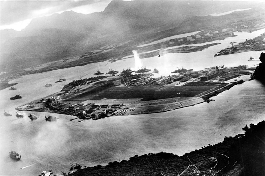 Una della fotografie di Pearl Harbor scattate da un aereo giapponese mentre un siluro colpisce la West Virginia