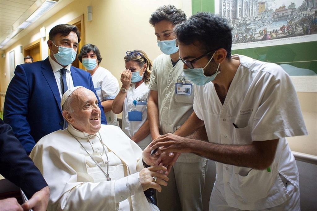 Medici e personale sanitario salutano il Papa durante il suo ricovero al Gemelli