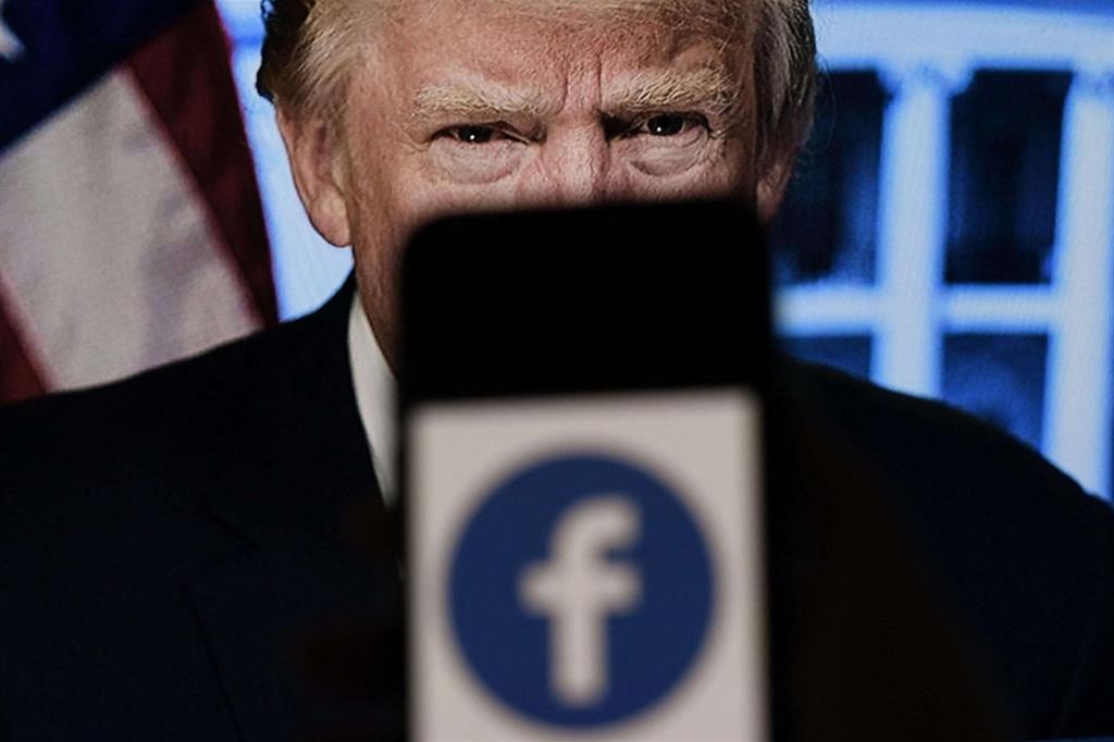 Il Comitato di controllo su Facebook ha confermato l'esclusione di Trump «ma non può essere per sempre»