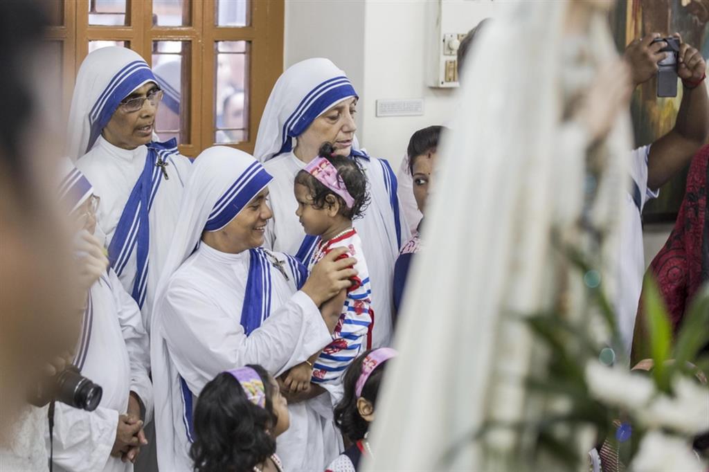 Misionera de las Hermanas de la Caridad durante un servicio conmemorativo en Calcuta en 2018