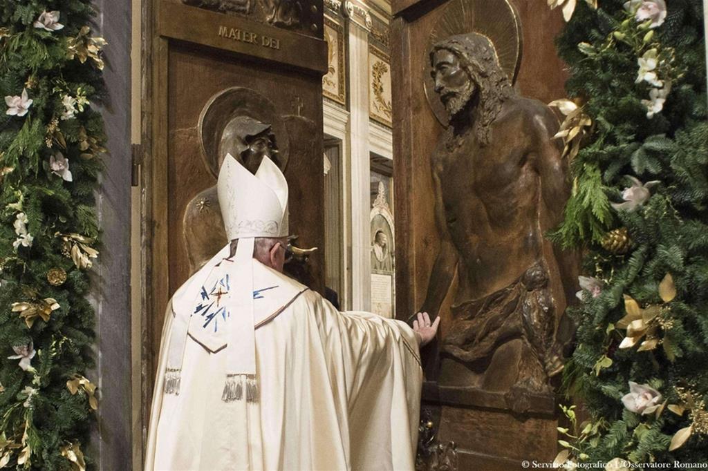 Papa Francesco apre la porta santa della basilica di santa Maria maggiore il 1 gennaio 2016