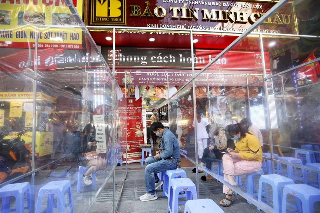 In attesa tra le protezioni davanti a una gioielleria di Hanoi, la capitale vietnamita